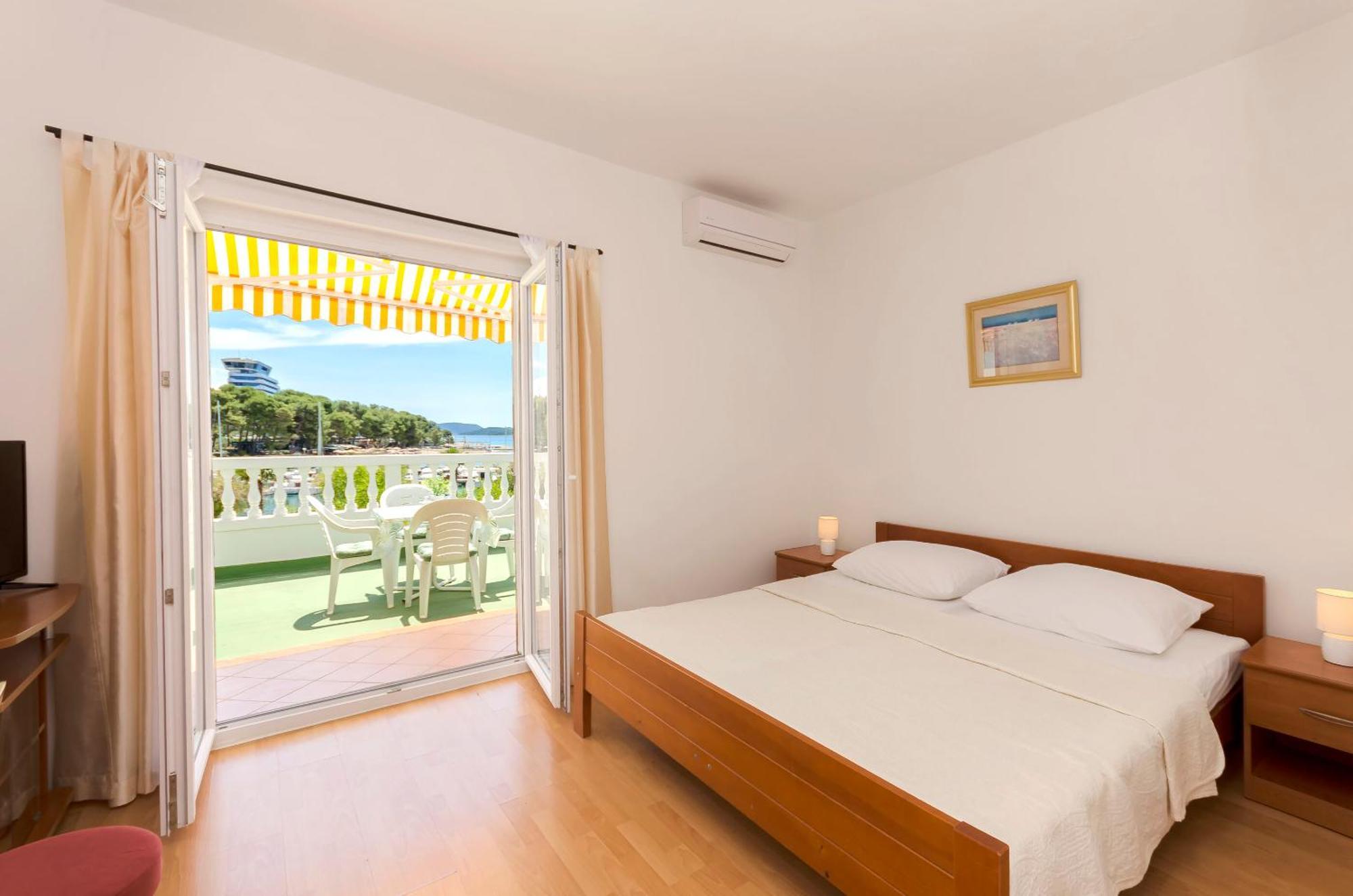 Apartment And Rooms Artina โวดีเซ ภายนอก รูปภาพ